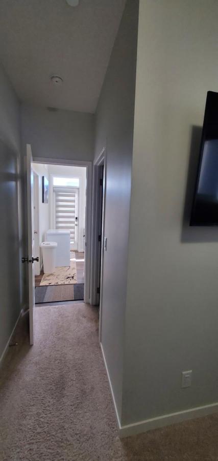 Delightful 1-Bedroom Private Suite In A New Home YYC Exterior photo