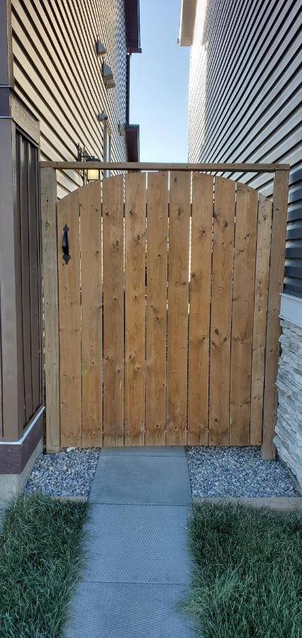 Delightful 1-Bedroom Private Suite In A New Home YYC Exterior photo