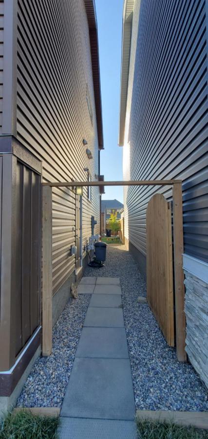 Delightful 1-Bedroom Private Suite In A New Home YYC Exterior photo