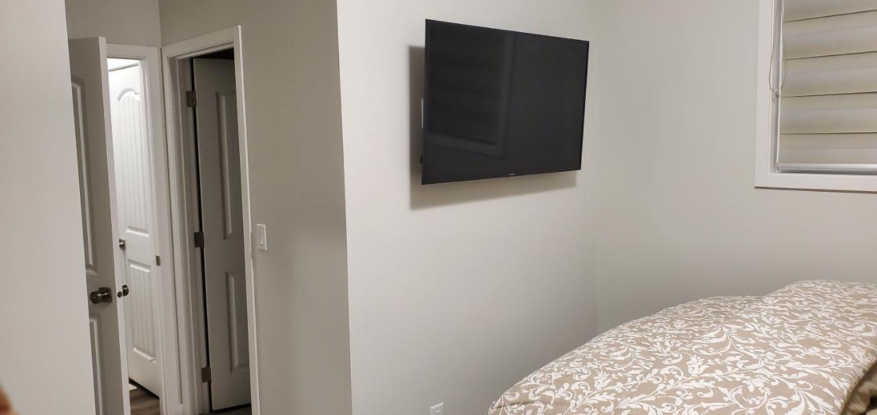 Delightful 1-Bedroom Private Suite In A New Home YYC Exterior photo